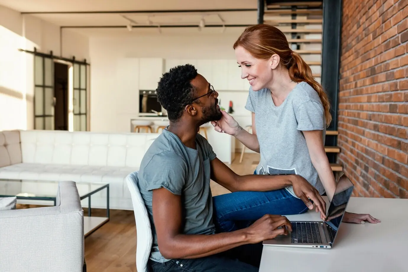 Halbnahe Aufnahme einer Frau, die auf einem Schreibtisch sitzt.