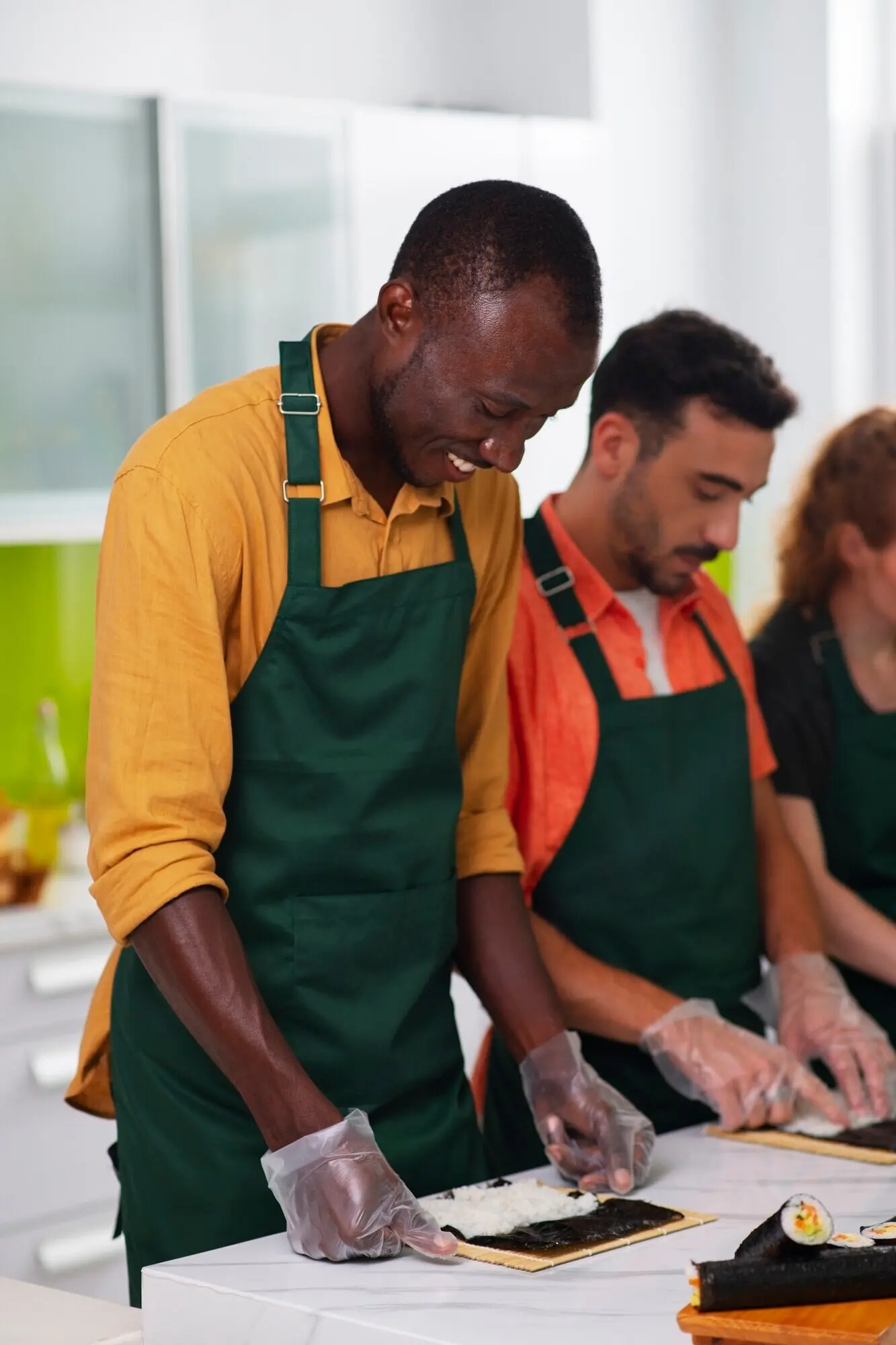 Lebensstil: Menschen, die lernen, Sushi zuzubereiten.